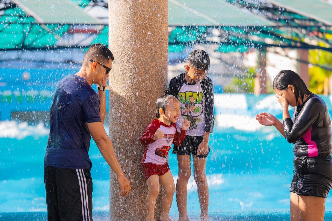 Whiterock And Waterpark Resort Subic Bay