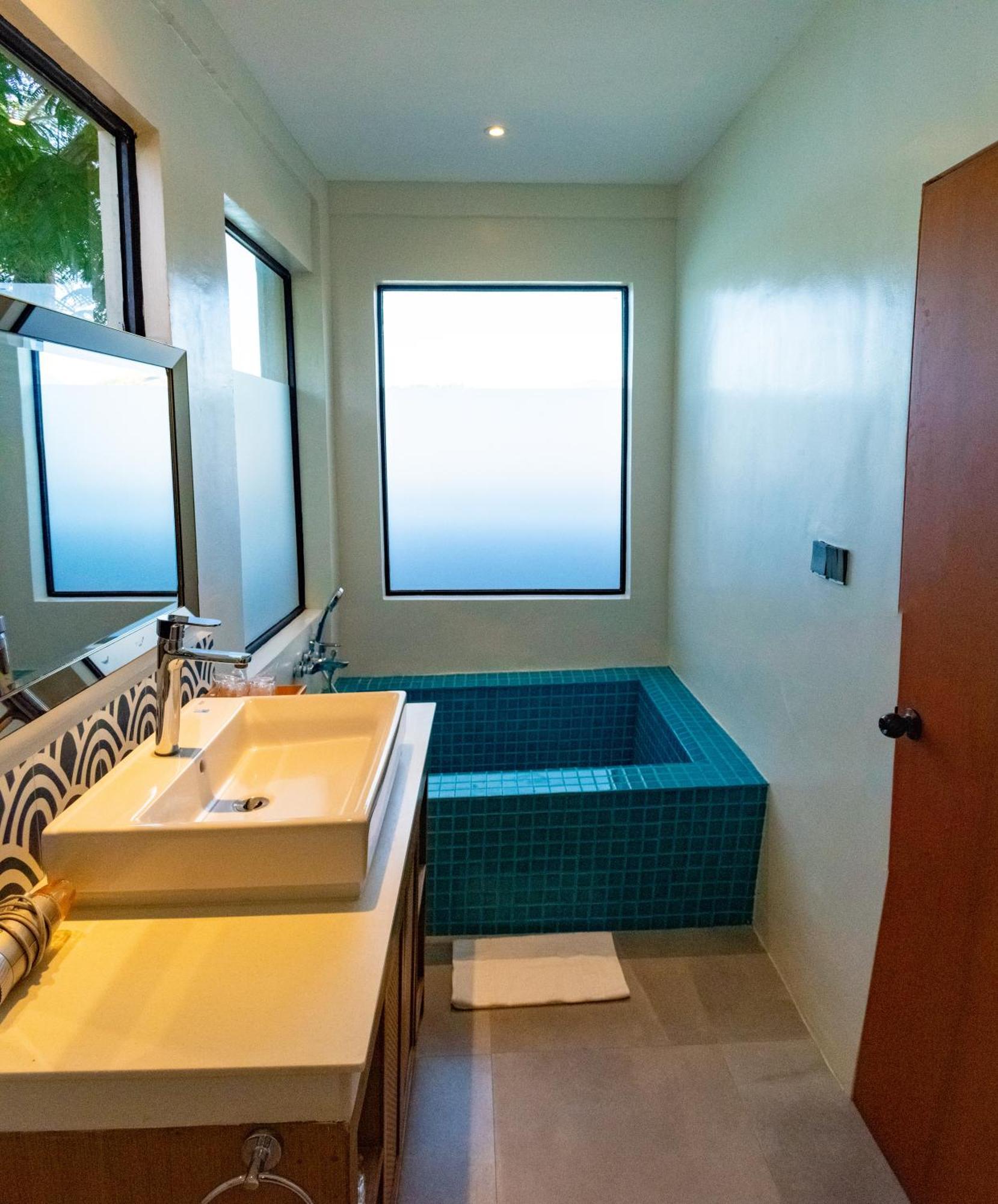 Whiterock And Waterpark 3* Subic Bay